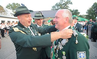 Der bisherrige König Gerd-Wilhelm-Culemann (l.) hing seinem Nachfolger Andreas Vögeding die Königskette um. - Joern Spreen-Ledebur Der bisherrige König Gerd-Wilhelm-Culemann (l.) hing seinem Nachfolger Andreas Vögeding die Königskette um. - Joern Spreen-Ledebur