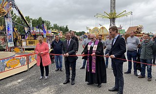 Ulrike Heinemann, Vorsitzende des Betriebsausschusses und Ausschusses für Märkte und Feuerwehr der Stadt Paderborn (v. l.), Bürgermeister Michael Dreier, Schausteller-Pfarrer Volker Drewes aus Bad Hersfeld, und Bundestagsabgeordneter Carsten Linnemann eröffnen das Tivoli-Wunderland. - Stadt Paderborn Ulrike Heinemann, Vorsitzende des Betriebsausschusses und Ausschusses für Märkte und Feuerwehr der Stadt Paderborn (v. l.), Bürgermeister Michael Dreier, Schausteller-Pfarrer Volker Drewes aus Bad Hersfeld, und Bundestagsabgeordneter Carsten Linnemann eröffnen das Tivoli-Wunderland. - Stadt Paderborn