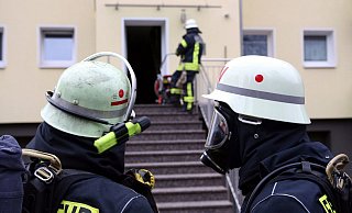 Dem Gastronom gelang es, mit drei Pulverlöschern den Fettbrand zu löschen. Die Feuerwehr musste anschließend noch löschen. - Symbolfoto: Jens Reichenbach Dem Gastronom gelang es, mit drei Pulverlöschern den Fettbrand zu löschen. Die Feuerwehr musste anschließend noch löschen. - Symbolfoto: Jens Reichenbach