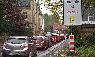 Insbesondere wer die Ecke Gütersloher Straße/Lange Straße queren muss, braucht oft viel Zeit und Geduld. - Birgit Vredenburg Insbesondere wer die Ecke Gütersloher Straße/Lange Straße queren muss, braucht oft viel Zeit und Geduld. - Birgit Vredenburg