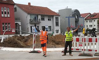 An der Kreisel-Großbaustelle Bahnhofstraße/Niederwall regelten Polier Daniel Tiemann (r.) und Azubi Osman Jawla den Verkehr - Frank Hartmann An der Kreisel-Großbaustelle Bahnhofstraße/Niederwall regelten Polier Daniel Tiemann (r.) und Azubi Osman Jawla den Verkehr - Frank Hartmann