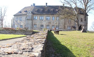 Anlässlich des 700-jährigen Burgjubiläums in Dringenberg im Jahr 2023 soll der Vorplatz historisch stimmig umgestaltet werden. - Burkhard Battran Anlässlich des 700-jährigen Burgjubiläums in Dringenberg im Jahr 2023 soll der Vorplatz historisch stimmig umgestaltet werden. - Burkhard Battran