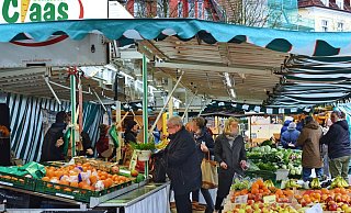 Weitgehend diszipliniert verhielten sich die Besucher des Wochenmarktes auf dem Siegfriedplatz. Sie nutzten den Einkauf zwar mitunter für einen kurzen Plausch, hielten aber in der Regel Abstand zueinander. - BARBARA FRANKE Weitgehend diszipliniert verhielten sich die Besucher des Wochenmarktes auf dem Siegfriedplatz. Sie nutzten den Einkauf zwar mitunter für einen kurzen Plausch, hielten aber in der Regel Abstand zueinander. - BARBARA FRANKE