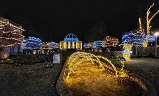Der Kurpark mit seiner Beleuchtung ist Teil des Bad Oeynhausener Weihnachtsmarktes. - Heidi Froreich Der Kurpark mit seiner Beleuchtung ist Teil des Bad Oeynhausener Weihnachtsmarktes. - Heidi Froreich
