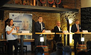 Die Landratskandidaten Anna Katharina Bölling (CDU, v. l.), Ingo Ellerkamp (SPD), Siegfried Gutsche (Grüne) und Thomas Röckemann (AfD) beantworteten in Barres Brauwelt vielen Fragen - auch der Zuhörer - Joern Spreen-Ledebur Die Landratskandidaten Anna Katharina Bölling (CDU, v. l.), Ingo Ellerkamp (SPD), Siegfried Gutsche (Grüne) und Thomas Röckemann (AfD) beantworteten in Barres Brauwelt vielen Fragen - auch der Zuhörer - Joern Spreen-Ledebur