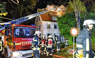 Dachstuhlbrand Herforder Straße 505 - während der Löscharbeiten mußte die Herforder Str. komplett gesperrt werden - Barbara Franke Dachstuhlbrand Herforder Straße 505 - während der Löscharbeiten mußte die Herforder Str. komplett gesperrt werden - Barbara Franke