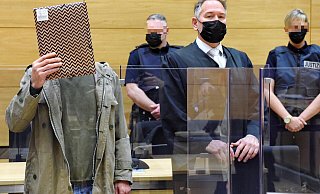 Ercan K. steht wegen zweifachen Mordes vor Gericht. Freitag war Prozessauftakt vor der 1. Großen Strafkammer des Landgerichts Bielefeld, rechts neben ihm sein Verteidiger Rechtsanwalt Carsten Ernst. - Barbara Franke Ercan K. steht wegen zweifachen Mordes vor Gericht. Freitag war Prozessauftakt vor der 1. Großen Strafkammer des Landgerichts Bielefeld, rechts neben ihm sein Verteidiger Rechtsanwalt Carsten Ernst. - Barbara Franke