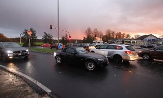 Aktuell: Wer von der Falkenstraße nach links zur Werkstatt Jaßmeier oder zur Tankstelle Schniedermann abbiegen will, ist auf einen freundlichen entgegenkommenden Fahrer angewiesen, der vor der roten Ampel ein Schlupfloch lässt. Die Stadt hat einen Plan, wie die Situation entschärft werden kann. - Sigurd Gringel Aktuell: Wer von der Falkenstraße nach links zur Werkstatt Jaßmeier oder zur Tankstelle Schniedermann abbiegen will, ist auf einen freundlichen entgegenkommenden Fahrer angewiesen, der vor der roten Ampel ein Schlupfloch lässt. Die Stadt hat einen Plan, wie die Situation entschärft werden kann. - Sigurd Gringel