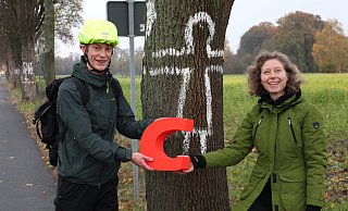 Der Bielefelder Greenpeace-Aktivist Henry Wittje übergibt das rote C in CDU-Optik an Anette Klee. - Anette Klee Der Bielefelder Greenpeace-Aktivist Henry Wittje übergibt das rote C in CDU-Optik an Anette Klee. - Anette Klee