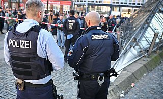 In der Stadtwache arbeiten Polizei und Ordnungsamt zusammen. Hier sind sie am Stadtbahnzugang Tüte gemeinsam im Einsatz. - Barbara Franke In der Stadtwache arbeiten Polizei und Ordnungsamt zusammen. Hier sind sie am Stadtbahnzugang Tüte gemeinsam im Einsatz. - Barbara Franke