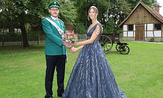 König Marvin Kröning und Regentin Lena Hamschmidt präsentieren sich beim Schützenfest in Sudhagen vor der Kulisse des Bauernhof-Ensembles Gastliches Dorf. - Regina Brucksch König Marvin Kröning und Regentin Lena Hamschmidt präsentieren sich beim Schützenfest in Sudhagen vor der Kulisse des Bauernhof-Ensembles Gastliches Dorf. - Regina Brucksch