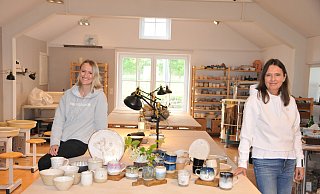 Barbara Mietz-Steinmann und ihre Tochter Lorena in dem Atelier in Steinhagen. Hier bieten sie Töpfer-Kurse an. - Frank Jasper Barbara Mietz-Steinmann und ihre Tochter Lorena in dem Atelier in Steinhagen. Hier bieten sie Töpfer-Kurse an. - Frank Jasper