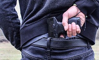 Per Live-Videoüberwachung erkannten Polizisten, dass sich der junge Mann eine Schusswaffe in den Hosenbund steckte. - Symbolfoto: Pixabay / Creative Commons Per Live-Videoüberwachung erkannten Polizisten, dass sich der junge Mann eine Schusswaffe in den Hosenbund steckte. - Symbolfoto: Pixabay / Creative Commons
