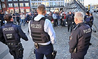 Große Drogenrazzia an der Tüte: Ein großes Polizeiaufgebot tauchte am Dienstagnachmittag zwischen Bahnhof und Stadthalle auf. - Barbara Franke Große Drogenrazzia an der Tüte: Ein großes Polizeiaufgebot tauchte am Dienstagnachmittag zwischen Bahnhof und Stadthalle auf. - Barbara Franke