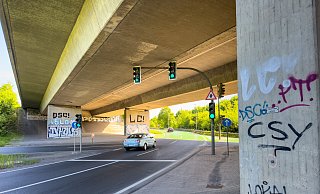 Ein laienhafter Blick auf die B61-Brücke in Bielefeld-Quelle in Fahrtrichtung Gütersloh offenbart keine sichtbaren Schäden, die die Note ungenügend verständlich werden ließen. - Andreas Zobe Ein laienhafter Blick auf die B61-Brücke in Bielefeld-Quelle in Fahrtrichtung Gütersloh offenbart keine sichtbaren Schäden, die die Note ungenügend verständlich werden ließen. - Andreas Zobe