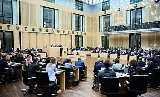 Der Bundesrat hat heute mehrere Gesetze der Bundesregierung ohne große Debatte gebilligt. - Bernd von Jutrczenka/dpa Der Bundesrat hat heute mehrere Gesetze der Bundesregierung ohne große Debatte gebilligt. - Bernd von Jutrczenka/dpa