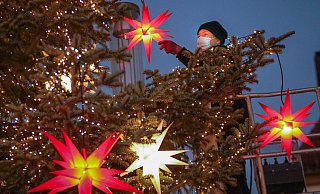 „Die Schmücker" aus Lintel bei Rheda-Wiedenbrück holen für die Weihnachtsdeko am Alten Markt die Sterne vom Himmel. - Sarah Jonek „Die Schmücker" aus Lintel bei Rheda-Wiedenbrück holen für die Weihnachtsdeko am Alten Markt die Sterne vom Himmel. - Sarah Jonek
