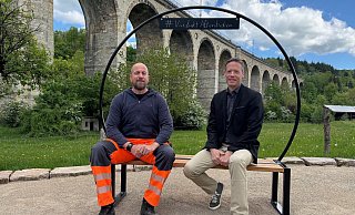 Christopher Dütting (l.) vom Bauhof und Bürgermeister Matthias Möllers testen die neue Bank unter dem Viadukt. - Gemeinde Altenbeken Christopher Dütting (l.) vom Bauhof und Bürgermeister Matthias Möllers testen die neue Bank unter dem Viadukt. - Gemeinde Altenbeken