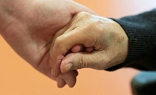 Die Täterin tischte dem Opfer rührselige Geschichten auf - und kassierte dann eiskalt ab. - Symbolbild: AFP Die Täterin tischte dem Opfer rührselige Geschichten auf - und kassierte dann eiskalt ab. - Symbolbild: AFP