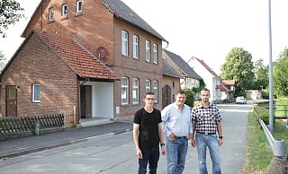 Vorstandsteam: Kassierer Moritz Pfannkuche (v. l.), stellvertretender Vorsitzender Dietmar Beyhl und Vorsitzender André Flore vor der ehemaligen Schule im Dorf. - Dieter Scholz Vorstandsteam: Kassierer Moritz Pfannkuche (v. l.), stellvertretender Vorsitzender Dietmar Beyhl und Vorsitzender André Flore vor der ehemaligen Schule im Dorf. - Dieter Scholz