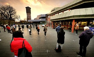 Anlässlich der konstituierenden Ratssitzung gestern Abend kam ein breites Bündnis zu einer „Mahnwache gegen Rassismus, Hetze und Hass" vor der Stadthalle zusammen. Wer etwas zu sagen hatte, nutzte das Mikrofon. Eine Dame sprach: „Als Geschichtslehrerin ist es für mich unerträglich, dass die AfD das Infektionsschutzgesetz mit dem Ermächtigungsgesetz gleichsetzt." - Andreas Frücht Anlässlich der konstituierenden Ratssitzung gestern Abend kam ein breites Bündnis zu einer „Mahnwache gegen Rassismus, Hetze und Hass" vor der Stadthalle zusammen. Wer etwas zu sagen hatte, nutzte das Mikrofon. Eine Dame sprach: „Als Geschichtslehrerin ist es für mich unerträglich, dass die AfD das Infektionsschutzgesetz mit dem Ermächtigungsgesetz gleichsetzt." - Andreas Frücht