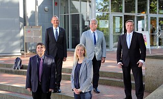Josef Löffl, Jürgen Krahl und Anja Strüßmann von der TH OWL, Landrat Jürgen Müller und der Herforder Bürgermeister Tim Kähler wollen den Bachelor-Studiengang am Herforder Bildungscampus zum Erfolg führen. - Frank-Michael Kiel-Steinkamp Fra Josef Löffl, Jürgen Krahl und Anja Strüßmann von der TH OWL, Landrat Jürgen Müller und der Herforder Bürgermeister Tim Kähler wollen den Bachelor-Studiengang am Herforder Bildungscampus zum Erfolg führen. - Frank-Michael Kiel-Steinkamp Fra