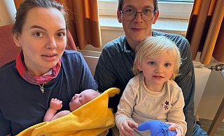 Überraschung an Neujahr: Die Gütersloherin Adriana Köhn mit Baby Felix, Ehemann Dennis Köhn und Tochter Lucia. - Klinikum Gütersloh Überraschung an Neujahr: Die Gütersloherin Adriana Köhn mit Baby Felix, Ehemann Dennis Köhn und Tochter Lucia. - Klinikum Gütersloh