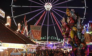 Die Kirmes in Löhne zieht jede Menge Besucher an. - Dirk Windmöller Die Kirmes in Löhne zieht jede Menge Besucher an. - Dirk Windmöller