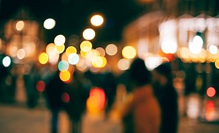 Die Gruppe junger Männer soll aggressiv gröhlend unterwegs gewesen sein. - Pixabay Die Gruppe junger Männer soll aggressiv gröhlend unterwegs gewesen sein. - Pixabay