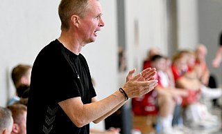 Voll in seinem Element: André Fuhr applaudiert seinen Spielern beim Test in Nordhemmern. - Jürgen Krüger Voll in seinem Element: André Fuhr applaudiert seinen Spielern beim Test in Nordhemmern. - Jürgen Krüger