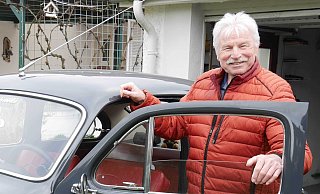 Trotz einiger gesundheitlicher Einschränkungen ist der heute 77-jährige Achim Henser eine absolute Frohnatur. Insbesondere wenn er wie hier in seinen 17 Jahre jüngeren Volvo PV 544 steigt und an einer der zahlriechen Oldtimer-Veranstaltungen in der Region teilnimmt. - Jörg Militzer Trotz einiger gesundheitlicher Einschränkungen ist der heute 77-jährige Achim Henser eine absolute Frohnatur. Insbesondere wenn er wie hier in seinen 17 Jahre jüngeren Volvo PV 544 steigt und an einer der zahlriechen Oldtimer-Veranstaltungen in der Region teilnimmt. - Jörg Militzer