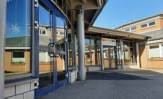 Ob die Schule an den 7 Quellen in Willebadessen ein Familienzentrum bleibt, ist derzeit fraglich. Für den OGS-Bereich ist dagegen ein Anbau geplant. - Dieter Scholz Ob die Schule an den 7 Quellen in Willebadessen ein Familienzentrum bleibt, ist derzeit fraglich. Für den OGS-Bereich ist dagegen ein Anbau geplant. - Dieter Scholz