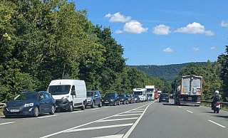 Nach dem Unfall auf der A2 staute es sich auch auf der B482 in Porta Westfalica. MT-Foto: - Janina Schrader Nach dem Unfall auf der A2 staute es sich auch auf der B482 in Porta Westfalica. MT-Foto: - Janina Schrader
