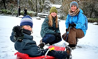 Familie Gotthilf nutzt die dünne Schneedecke in Bielefeld für eine Schlittenfahrt am Tierpark Olderdissen. - Barbara Franke Familie Gotthilf nutzt die dünne Schneedecke in Bielefeld für eine Schlittenfahrt am Tierpark Olderdissen. - Barbara Franke