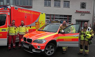 Richard Wirth (v. l.) und Timo Klostermann stehen mit ihrem Rettungswagen ebenso bereit wie Markus Stecker, Koordinator für die Praxisanleitung im Rettungsdienst, und Anne-Maria Wegner, Sachgebietsleiterin für Gefahrenprävention und Einsatzleiterin bei der Paderborner Feuerwehr. - Uwe Müller Richard Wirth (v. l.) und Timo Klostermann stehen mit ihrem Rettungswagen ebenso bereit wie Markus Stecker, Koordinator für die Praxisanleitung im Rettungsdienst, und Anne-Maria Wegner, Sachgebietsleiterin für Gefahrenprävention und Einsatzleiterin bei der Paderborner Feuerwehr. - Uwe Müller