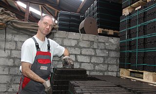 Diese 19 Paletten Braunkohle-Briketts bei Brennstoffhändler Marko Wessel sind bereits verkauft. - Ulf Hanke Diese 19 Paletten Braunkohle-Briketts bei Brennstoffhändler Marko Wessel sind bereits verkauft. - Ulf Hanke
