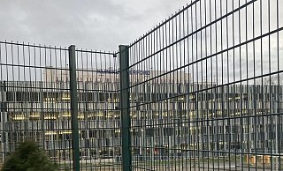Der Zaun des Außenbereichs der Abteilung 5 der Psychiatrischen Klinik sollte längst erhöht werden. Für Herbst ist das nun zugesagt, so Maren Thäter, Vorständin des Klinikums Herford. - Jobst Lüdeking Der Zaun des Außenbereichs der Abteilung 5 der Psychiatrischen Klinik sollte längst erhöht werden. Für Herbst ist das nun zugesagt, so Maren Thäter, Vorständin des Klinikums Herford. - Jobst Lüdeking
