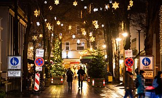 Die neuen Sterne leuchten den Gästen des Weihnachtsmarktes den Weg in die Stadt - noch. Denn wenn die Parteien dem Antrag von Kompass zustimmen, wird es am Schweinebrunnen keinen Budenzauber mehr geben. - Lino Mirgeler Die neuen Sterne leuchten den Gästen des Weihnachtsmarktes den Weg in die Stadt - noch. Denn wenn die Parteien dem Antrag von Kompass zustimmen, wird es am Schweinebrunnen keinen Budenzauber mehr geben. - Lino Mirgeler