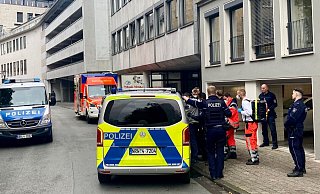 Nach dem Überfall auf das Modegeschäft Lösekann haben Polizisten den Tatverdächtigen fixiert und gefesselt. - Jens Reichenbach Nach dem Überfall auf das Modegeschäft Lösekann haben Polizisten den Tatverdächtigen fixiert und gefesselt. - Jens Reichenbach