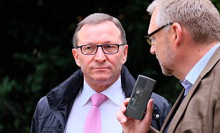Walk and Talk zur Bürgermeister-Stichwahl 2015: Kurt Nagel (links) im Kurpark damals mit NW-Redakteur Jörg Stuke im Gespräch. - Thorsten Gödecker Walk and Talk zur Bürgermeister-Stichwahl 2015: Kurt Nagel (links) im Kurpark damals mit NW-Redakteur Jörg Stuke im Gespräch. - Thorsten Gödecker