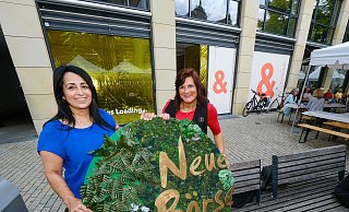 Nasrin Kanzler-Haideri (l.) und ihre Mitarbeiterin Claudia "Claudi" Radde beim Neustart in der Altstadt. - Andreas Zobe Nasrin Kanzler-Haideri (l.) und ihre Mitarbeiterin Claudia "Claudi" Radde beim Neustart in der Altstadt. - Andreas Zobe