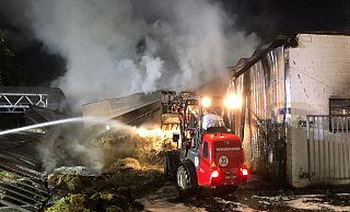 Die eingelagerten Strohballen in der Reitanlage wirkten wie ein Brandbeschleuniger. - Feuerwehr Die eingelagerten Strohballen in der Reitanlage wirkten wie ein Brandbeschleuniger. - Feuerwehr