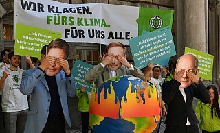 Vor dem Oberverwaltungsgericht Berlin-Brandenburg protestierten Aktivisten der Deutschen Umwelthilfe. - Paul Zinken/dpa Vor dem Oberverwaltungsgericht Berlin-Brandenburg protestierten Aktivisten der Deutschen Umwelthilfe. - Paul Zinken/dpa