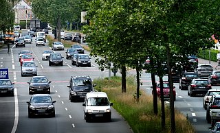 Selbst zu Ferienzeiten ist das Verkehrsaufkommen auf der Bundesstraße 61 hoch. Das Foto zeigt die Kreuzung B 61/Brockhagener Straße, im Hintergrund die Kreuzung B 61/B 513 (Marienfelder Straße) - Andreas Frücht Selbst zu Ferienzeiten ist das Verkehrsaufkommen auf der Bundesstraße 61 hoch. Das Foto zeigt die Kreuzung B 61/Brockhagener Straße, im Hintergrund die Kreuzung B 61/B 513 (Marienfelder Straße) - Andreas Frücht