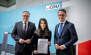 CDU-Generalsekretär Carsten Linnemann (r) und die stellvertretenden Vorsitzenden der Programm- und Grundsatzkommission, Serap Güler und Mario Voigt. - Michael Kappeler/dpa CDU-Generalsekretär Carsten Linnemann (r) und die stellvertretenden Vorsitzenden der Programm- und Grundsatzkommission, Serap Güler und Mario Voigt. - Michael Kappeler/dpa