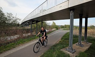Seit der Landesgartenschau 2000 schafft die Werrekussbrücke an der Mündung der Werre in die Weser eine Verbindung zwischen Rehme und Dehme - und zwischen dem Else-Werre-Radweg und dem Weserradweg. - Jörg Stuke Seit der Landesgartenschau 2000 schafft die Werrekussbrücke an der Mündung der Werre in die Weser eine Verbindung zwischen Rehme und Dehme - und zwischen dem Else-Werre-Radweg und dem Weserradweg. - Jörg Stuke