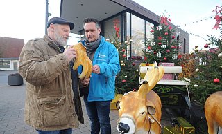 Klaus Kunz und Michael Windhorst sind sauer: Die just neu beschafften Rentier-Figuren wurden Ziel von Vandalismus. - Joern Spreen-Ledebur Klaus Kunz und Michael Windhorst sind sauer: Die just neu beschafften Rentier-Figuren wurden Ziel von Vandalismus. - Joern Spreen-Ledebur