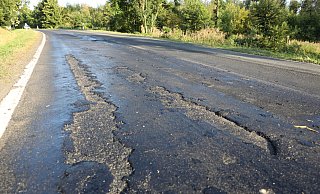 Auf der L 890 zwischen Bosseborn und Ottbergen löste sich vergangene Woche der Asphalt in großen Flatschen ab. - Simone Flörke Auf der L 890 zwischen Bosseborn und Ottbergen löste sich vergangene Woche der Asphalt in großen Flatschen ab. - Simone Flörke