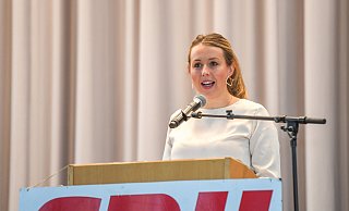 Corinna Rotte nimmt den Schwung mit, den sie vor der Abstimmung als mitreißende Rednerin ausgelöst hat. - Thorsten Schneider Corinna Rotte nimmt den Schwung mit, den sie vor der Abstimmung als mitreißende Rednerin ausgelöst hat. - Thorsten Schneider