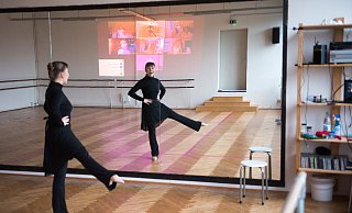 Tanzpädagogin Trish "Patricia" Patryn ist eine von vier Honorarkräften, die neben Inhaberin Katrin Albers in der Balletschule unterrichten. - Ralf Bittner Tanzpädagogin Trish "Patricia" Patryn ist eine von vier Honorarkräften, die neben Inhaberin Katrin Albers in der Balletschule unterrichten. - Ralf Bittner